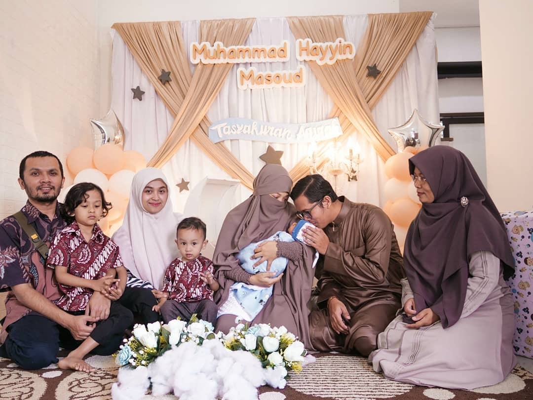 Keluarga bahagia di acara tasyakuran aqiqah